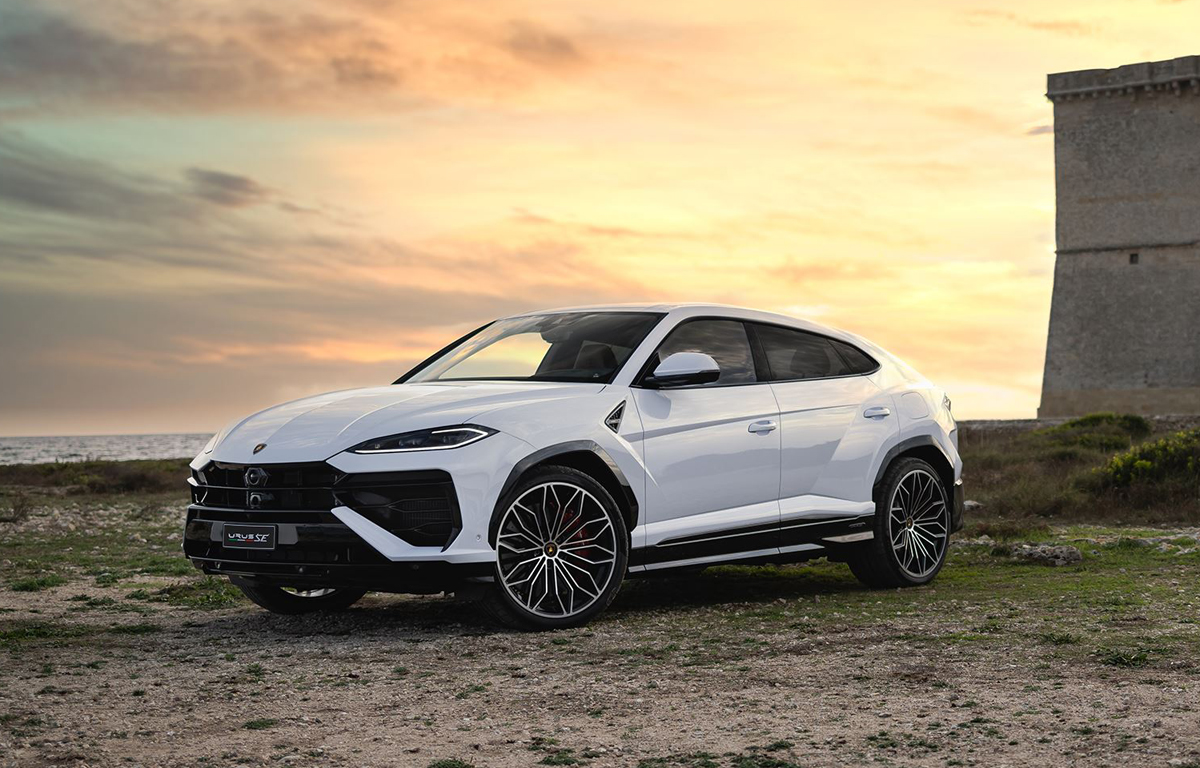 ホワイトのランボルギーニ・ウルスSE（停止状態、斜め前）