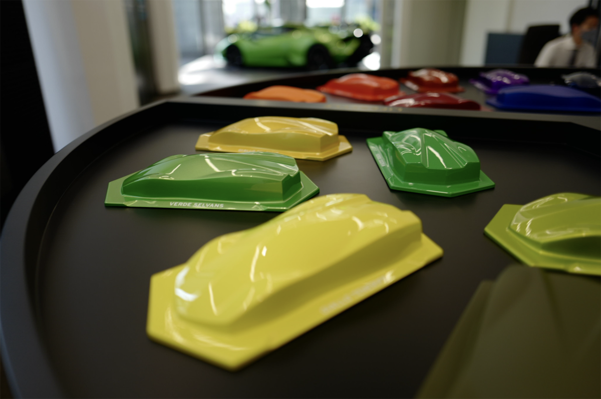 ホワイトのランボルギーニのパーソナリゼーションプログラム、「アドペルソナム」のカラーサンプル