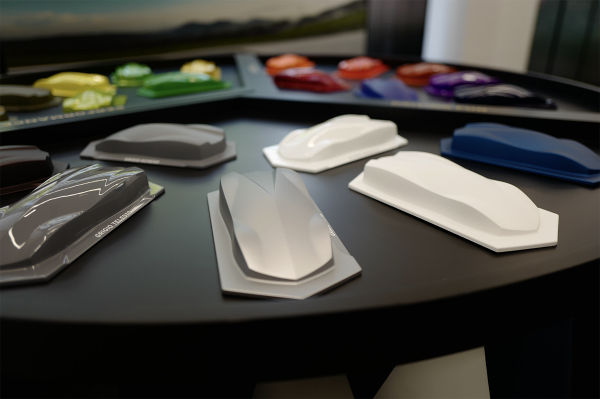 ホワイトのランボルギーニのパーソナリゼーションプログラム、「アドペルソナム」のカラーサンプル