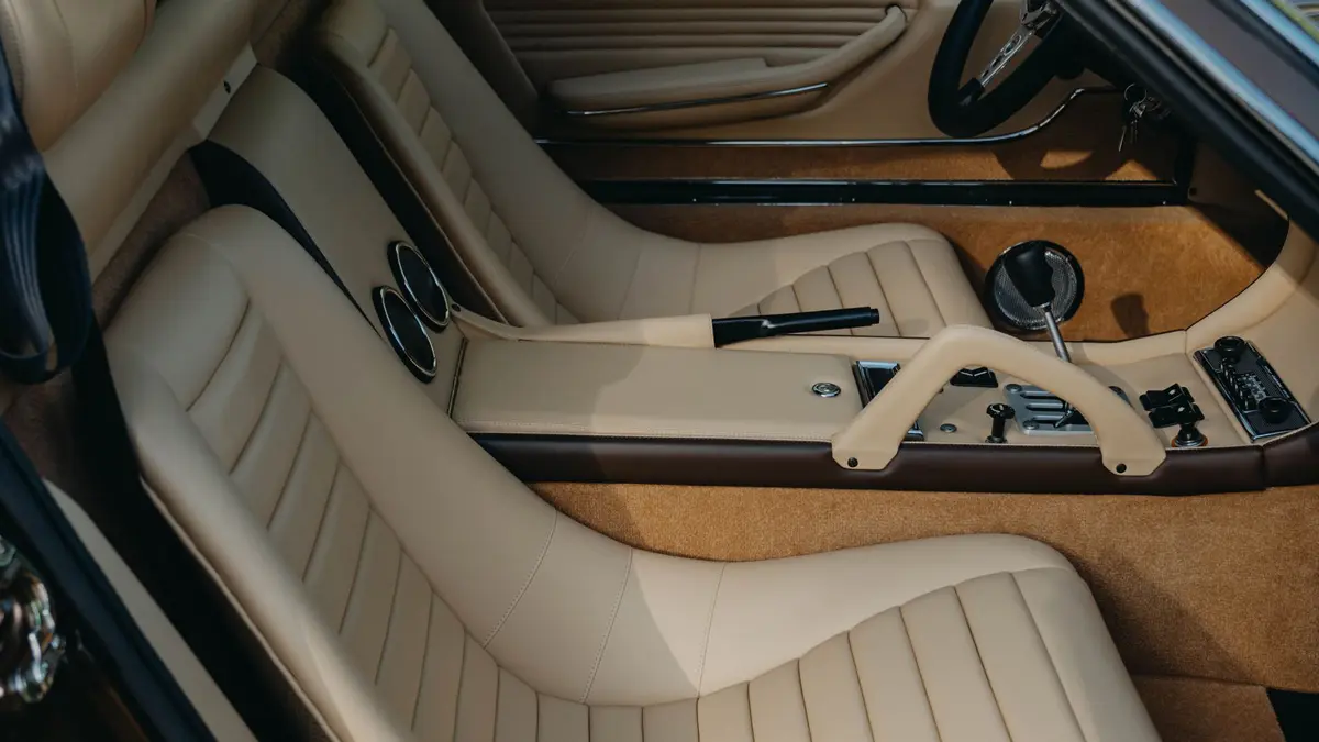 ランボルギーニのクラシックカー部門「ポロストリコ」によってレストアされたミウラSVのインテリア