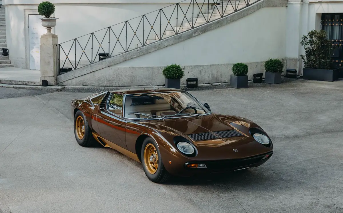 ランボルギーニのクラシックカー部門「ポロストリコ」によってレストアされたミウラSVのフロント