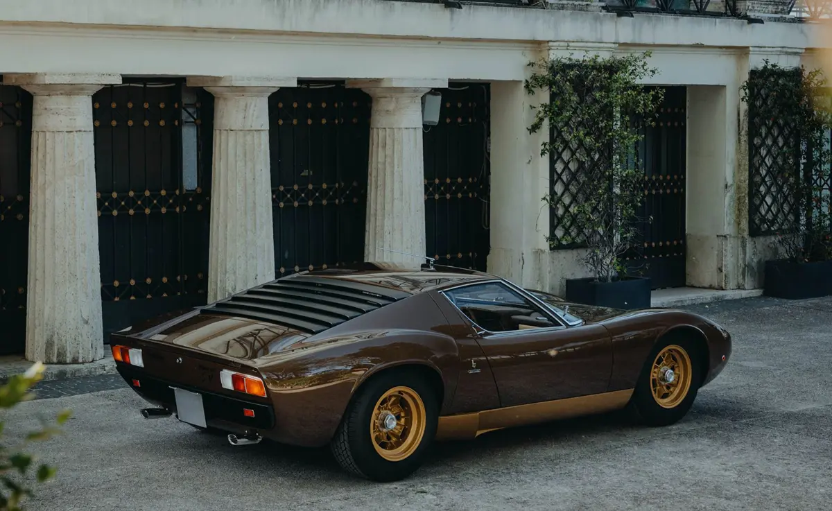 ランボルギーニのクラシックカー部門「ポロストリコ」によってレストアされたミウラSVのリア全景