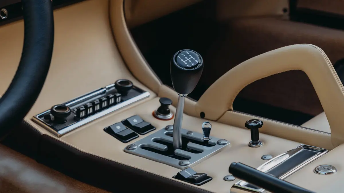 ランボルギーニのクラシックカー部門「ポロストリコ」によってレストアされたミウラSVのシフトレバー