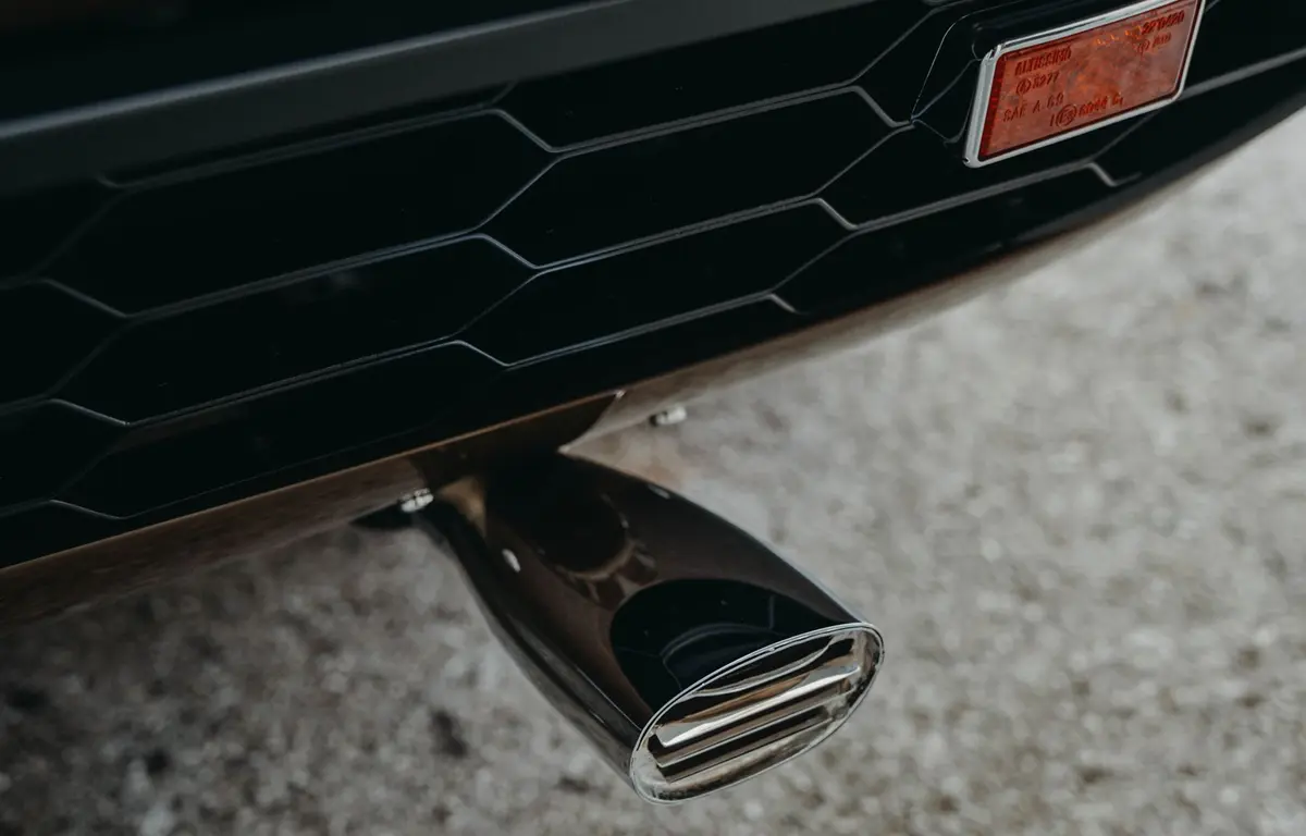 ランボルギーニのクラシックカー部門「ポロストリコ」によってレストアされたミウラSVのテールパイプ