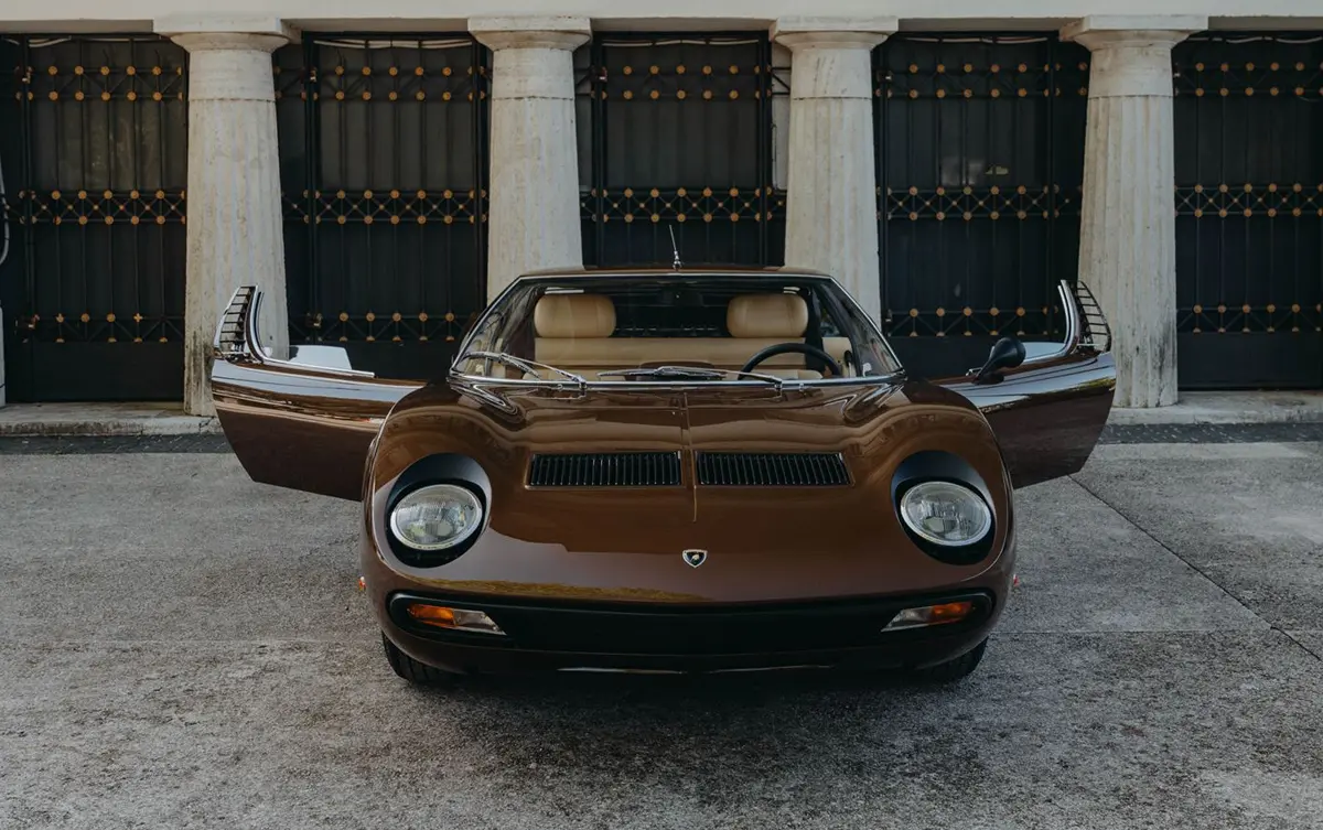 ランボルギーニのクラシックカー部門「ポロストリコ」によってレストアされたミウラSVのフロント（ドアオープン）