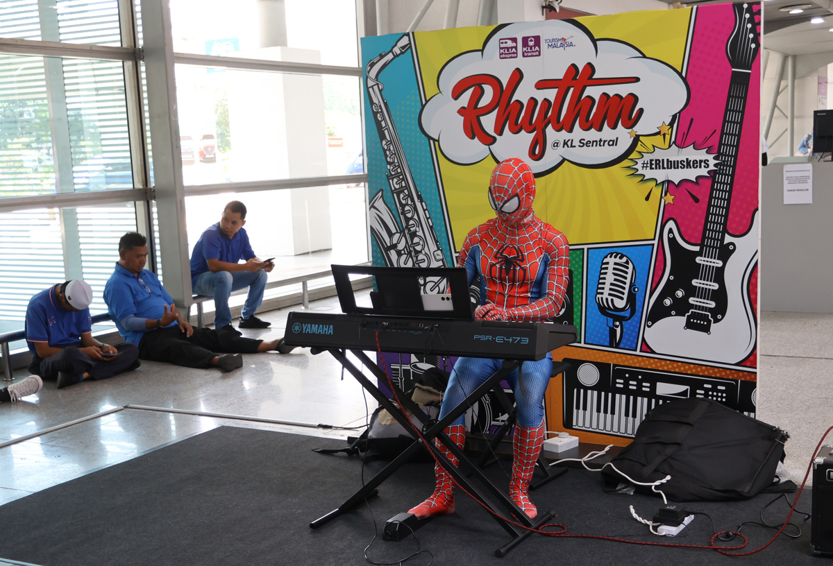 マレーシア クアラルンプール国際空港にてスパイダーマン