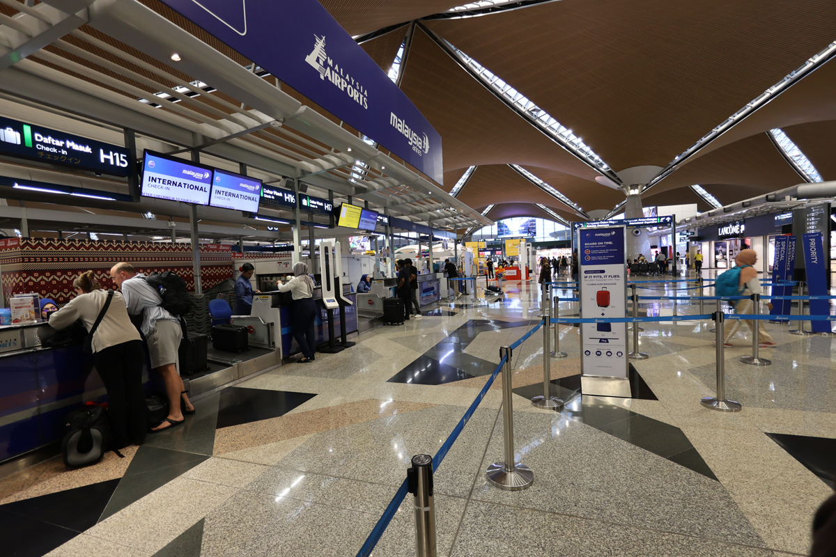 マレーシア クアラルンプール国際空港にてチェックイン