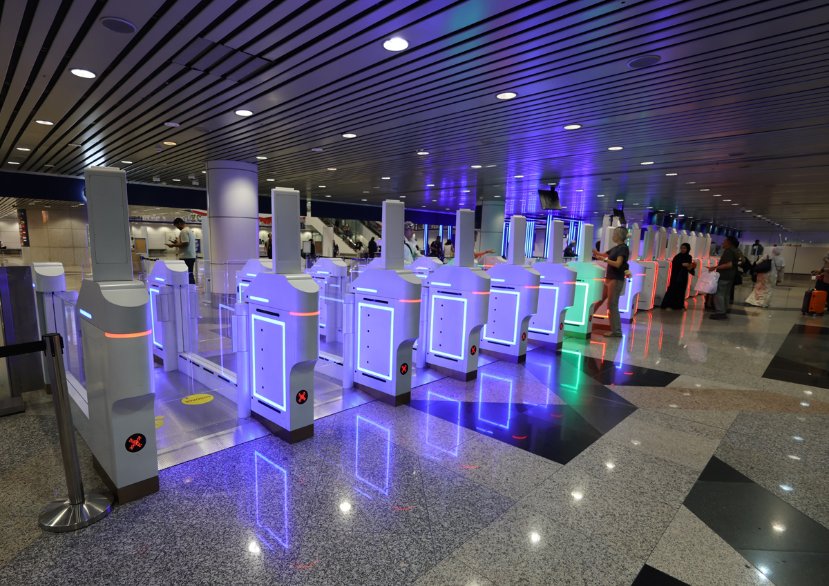 マレーシア クアラルンプール国際空港にて出国ゲート