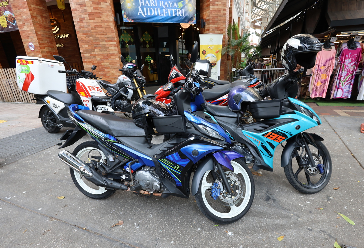 マレーシア、クアラルンプールの「セントラルマーケット」付近に駐輪するバイク