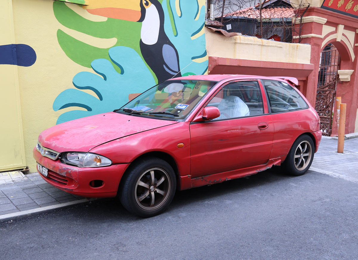 マレーシア、クアラルンプールの「セントラルマーケット」付近に駐車するクルマ