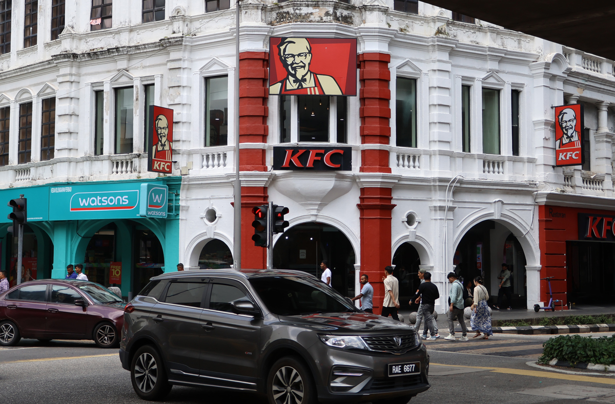 マレーシア、クアラルンプールのチャイナタウン付近にあるKFC(ケンタッキーフライドチキン)