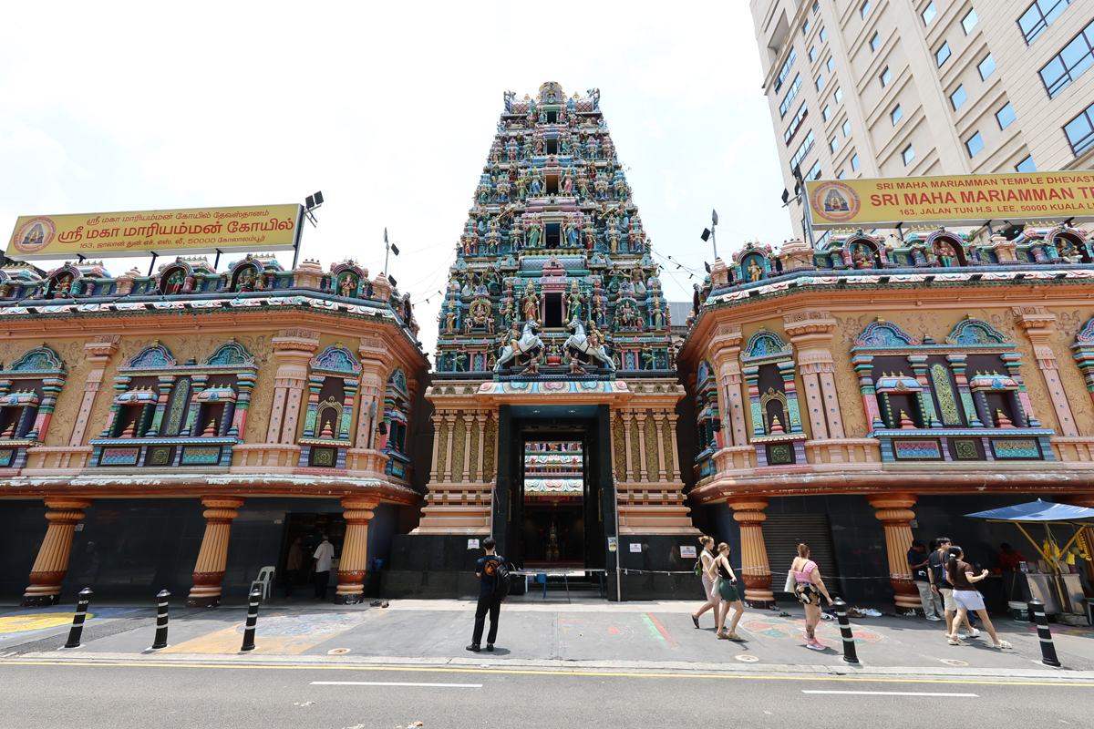 マレーシア クアラルンプールの「スリ マハ マリアマン」インド寺院〜正面から