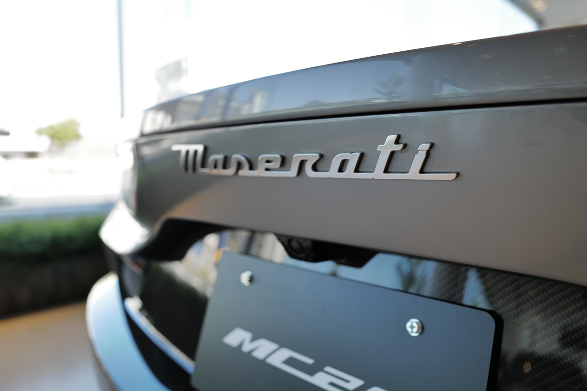 マセラティ MC20 チェロのリアと「Maserati」バッジ