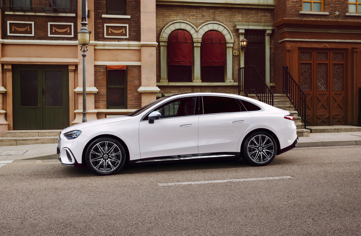 メルセデス・ベンツ Cクラスのサイド（路上、静止）