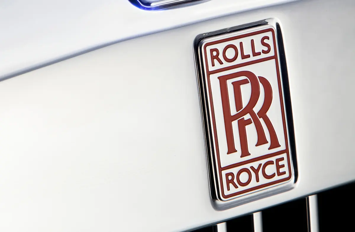 ロールス・ロイスの特別モデルに冠されるレッドの「RR」バッジ