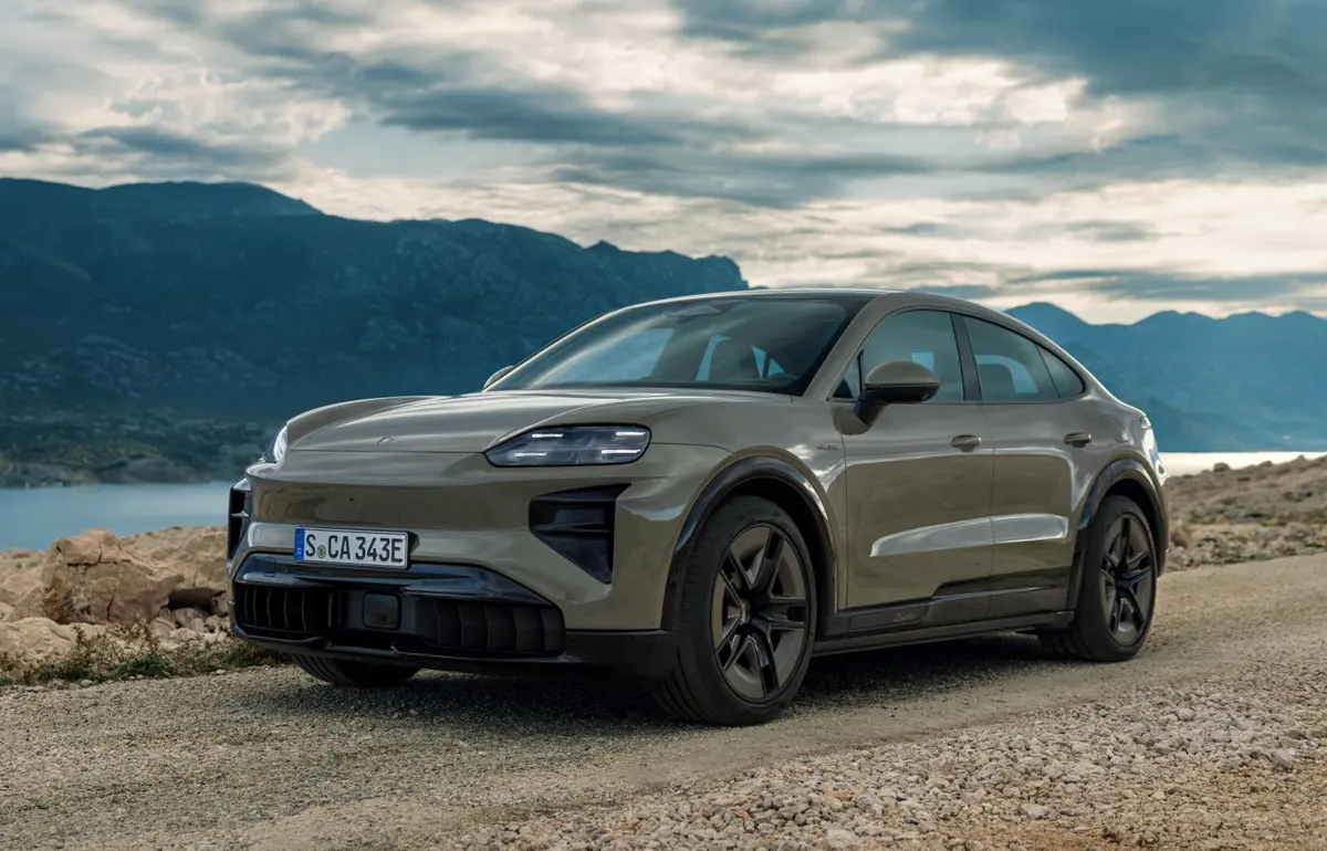 ポルシェ・カイエン・クーペ・エレクトリック（グレー）のフロント