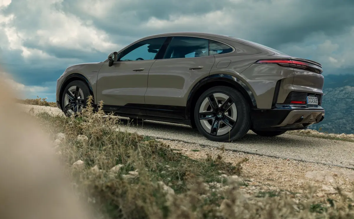 ポルシェ・カイエン・クーペ・エレクトリック（グレー）のリア