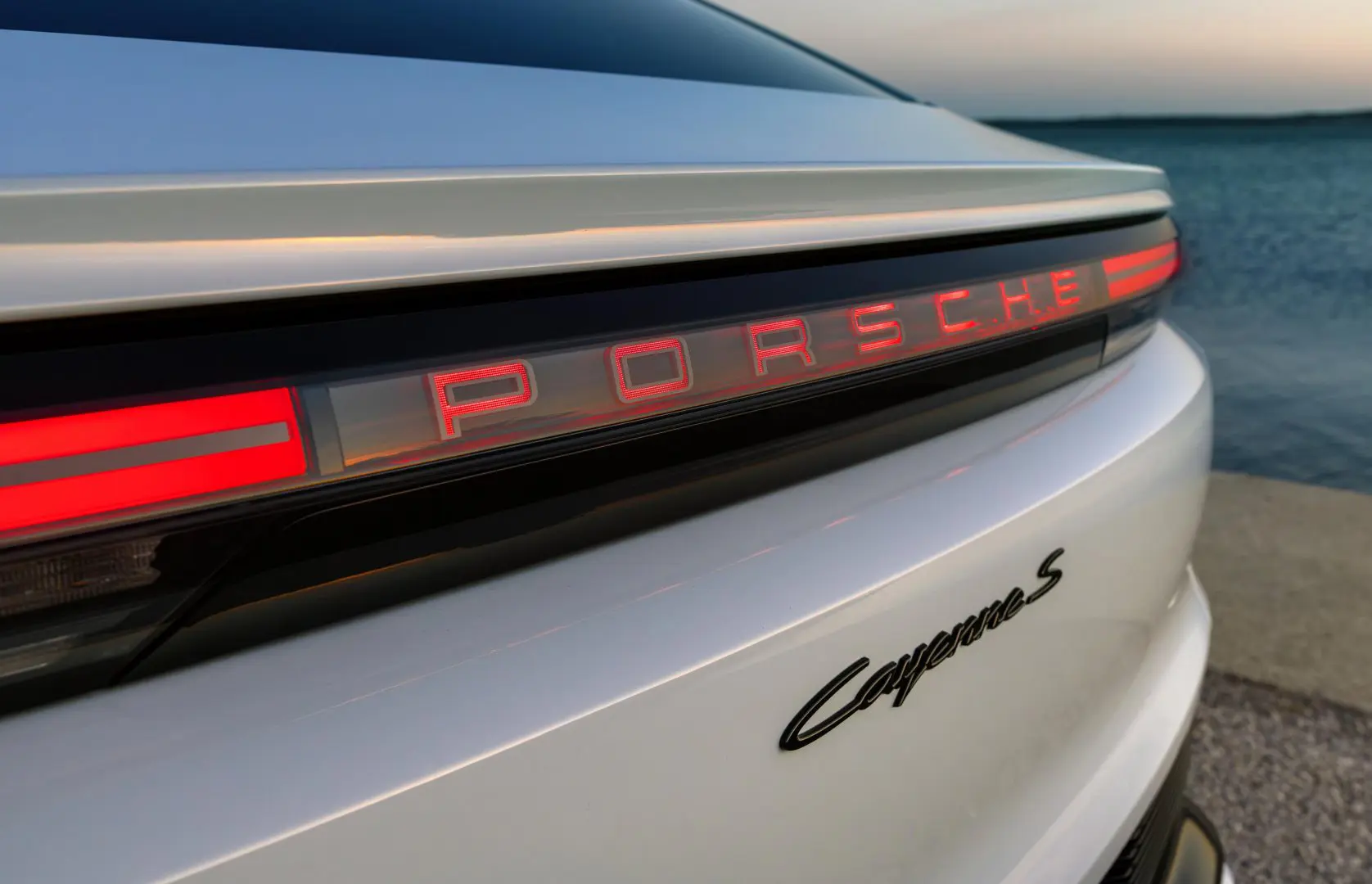 ポルシェ・カイエン・クーペ・エレクトリック（ホワイト）のリア