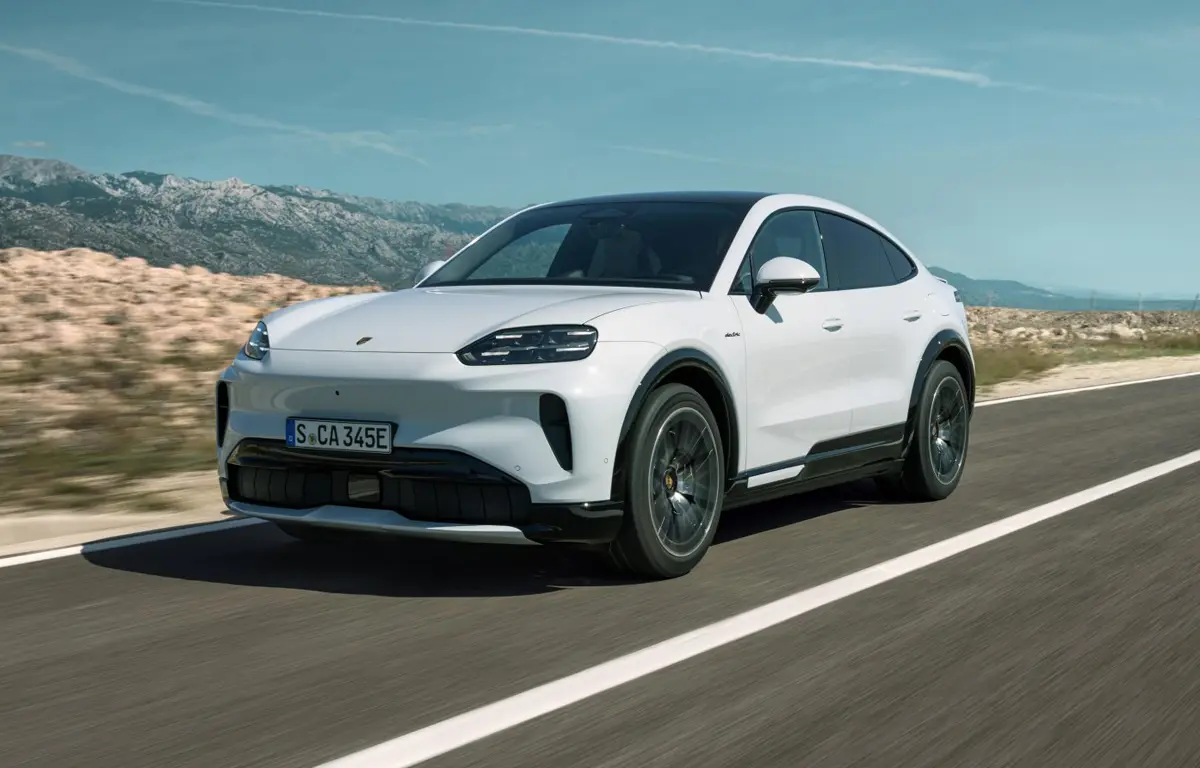 ポルシェ・カイエン・クーペ・エレクトリック（ホワイト）のフロント