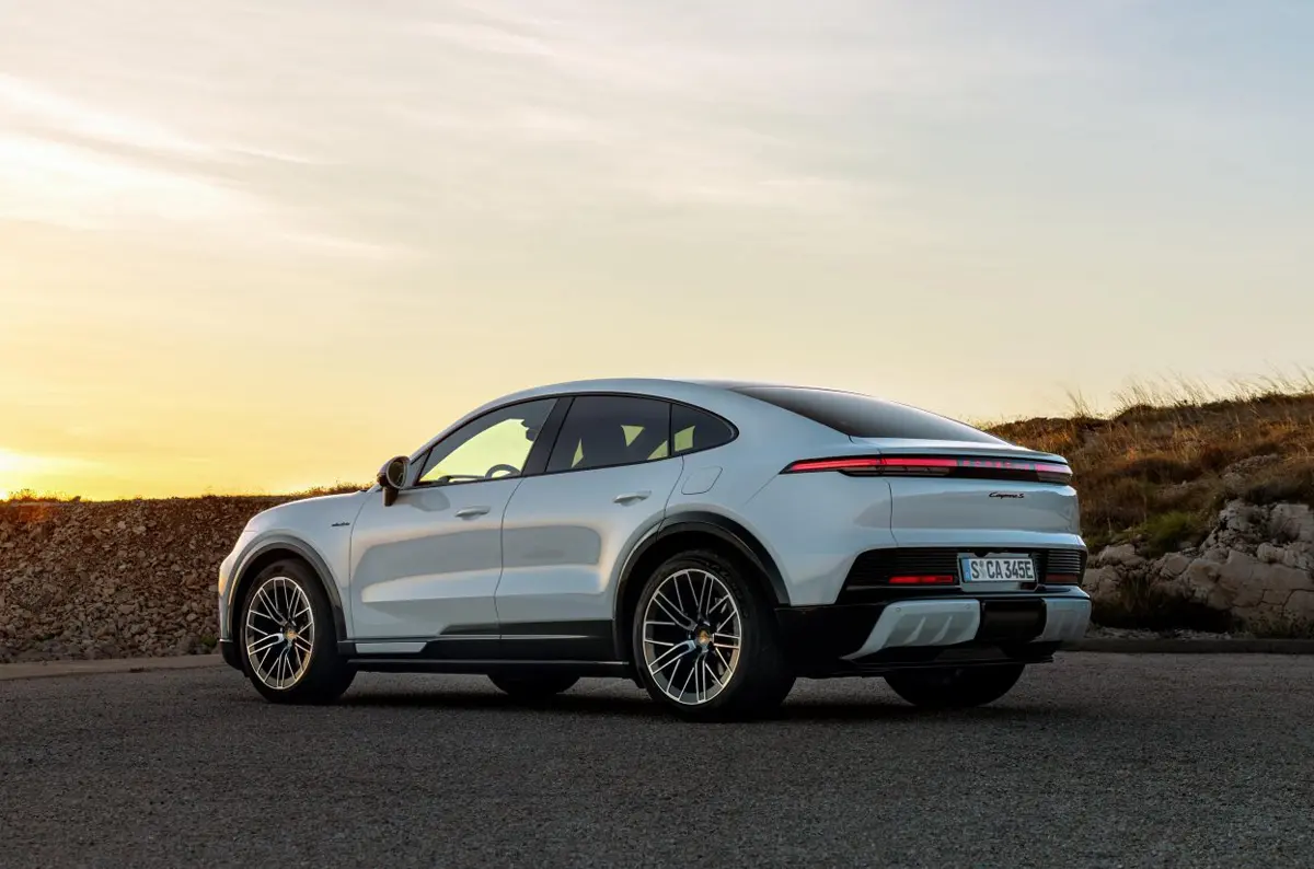 ポルシェ・カイエン・クーペ・エレクトリック（ホワイト）のリア