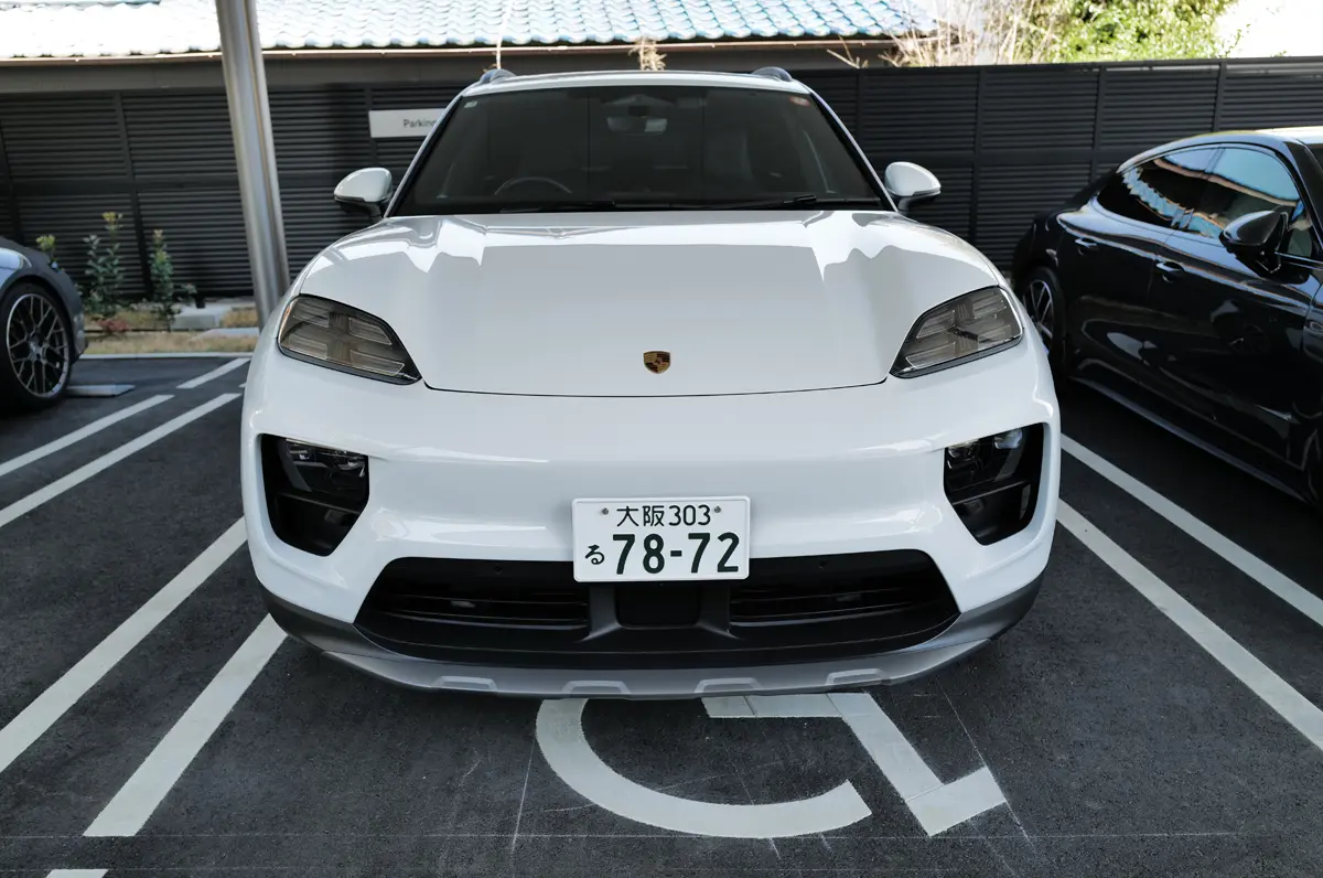 ポルシェ マカン 4S エレクトリックのエクステリア（ホワイト、正面）
