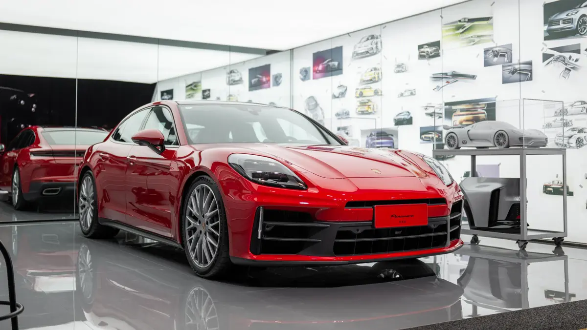 中国 北京モーターショーにて展示される中国向けパナメーラ