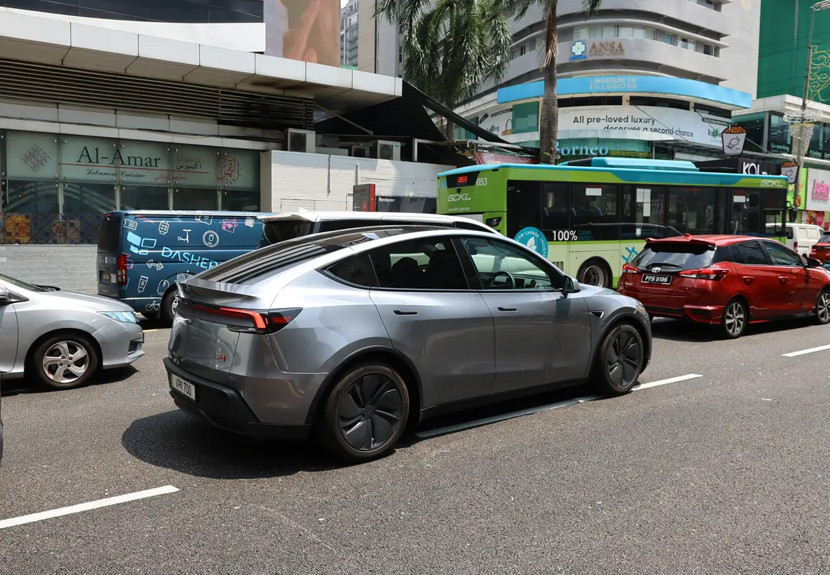 マレーシア クアラルンプールを走るテスラ モデルY