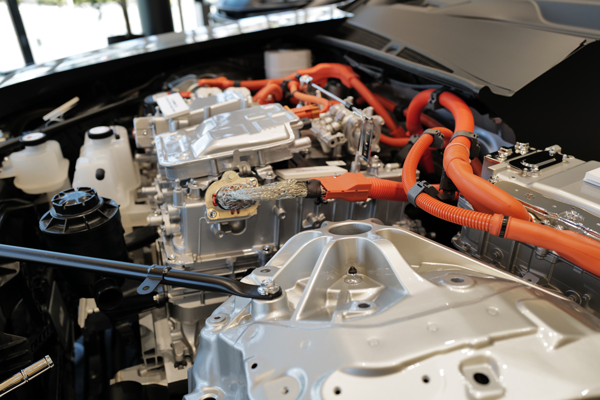 THE CROWN 大阪千里にて、トヨタ クラウン セダン FCEV「カットモデル」のエンジンルーム