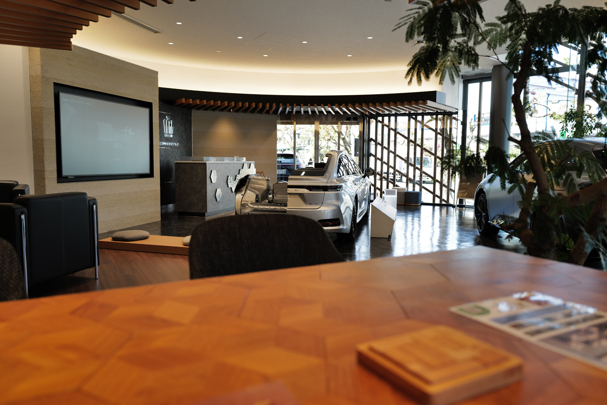 THE CROWN 大阪千里の店内