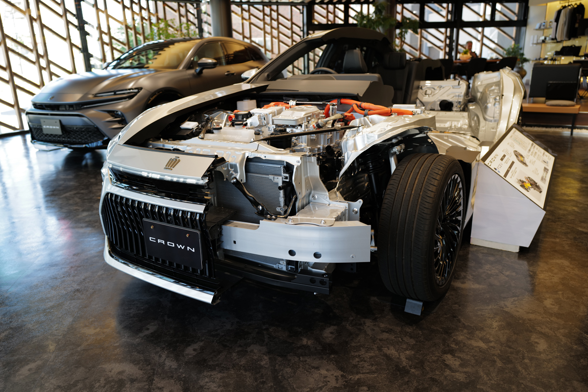 THE CROWN 大阪千里にて、トヨタ クラウン セダン FCEV「カットモデル」のフロント