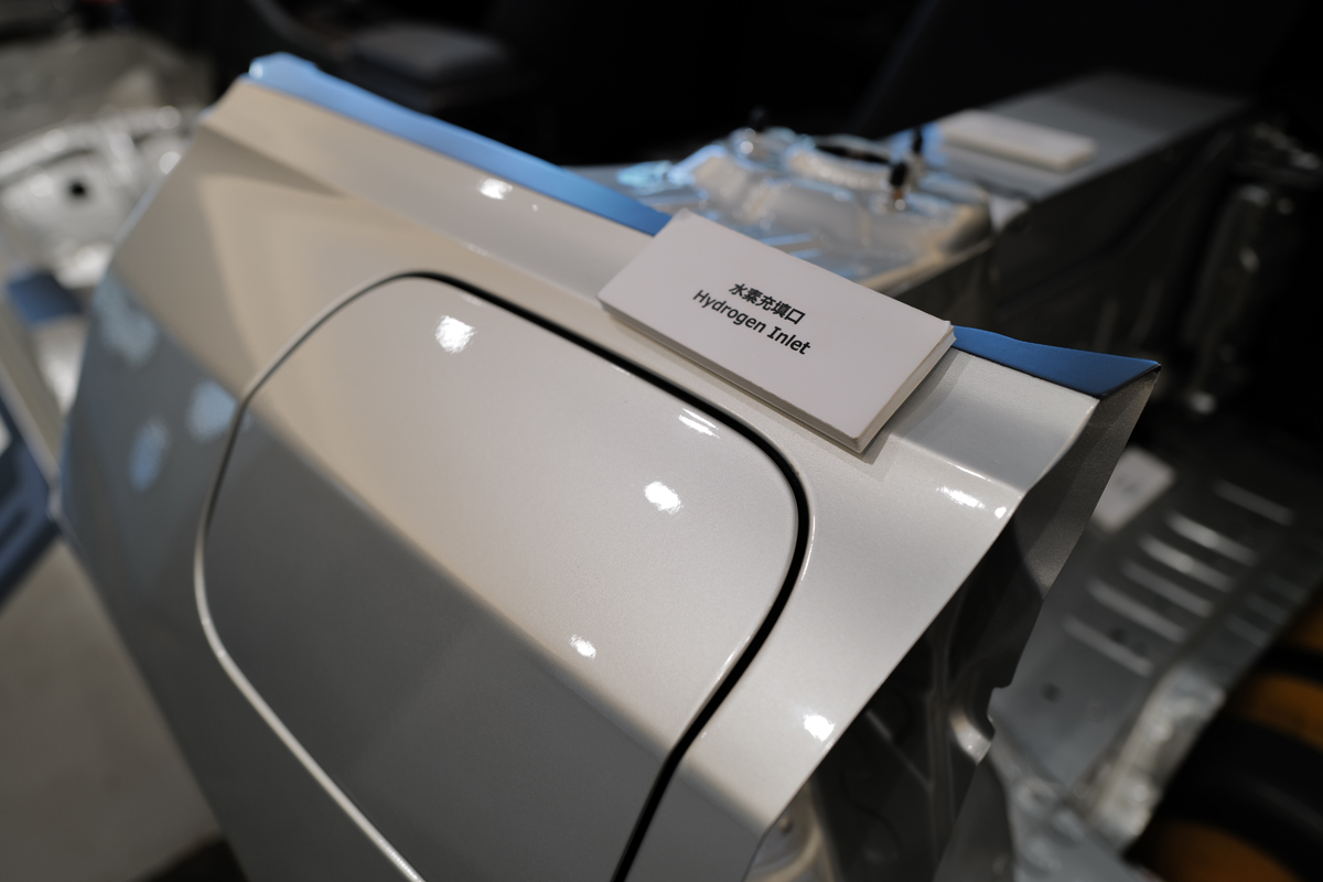 THE CROWN 大阪千里にて、トヨタ クラウン セダン FCEV「カットモデル」の水素注入口