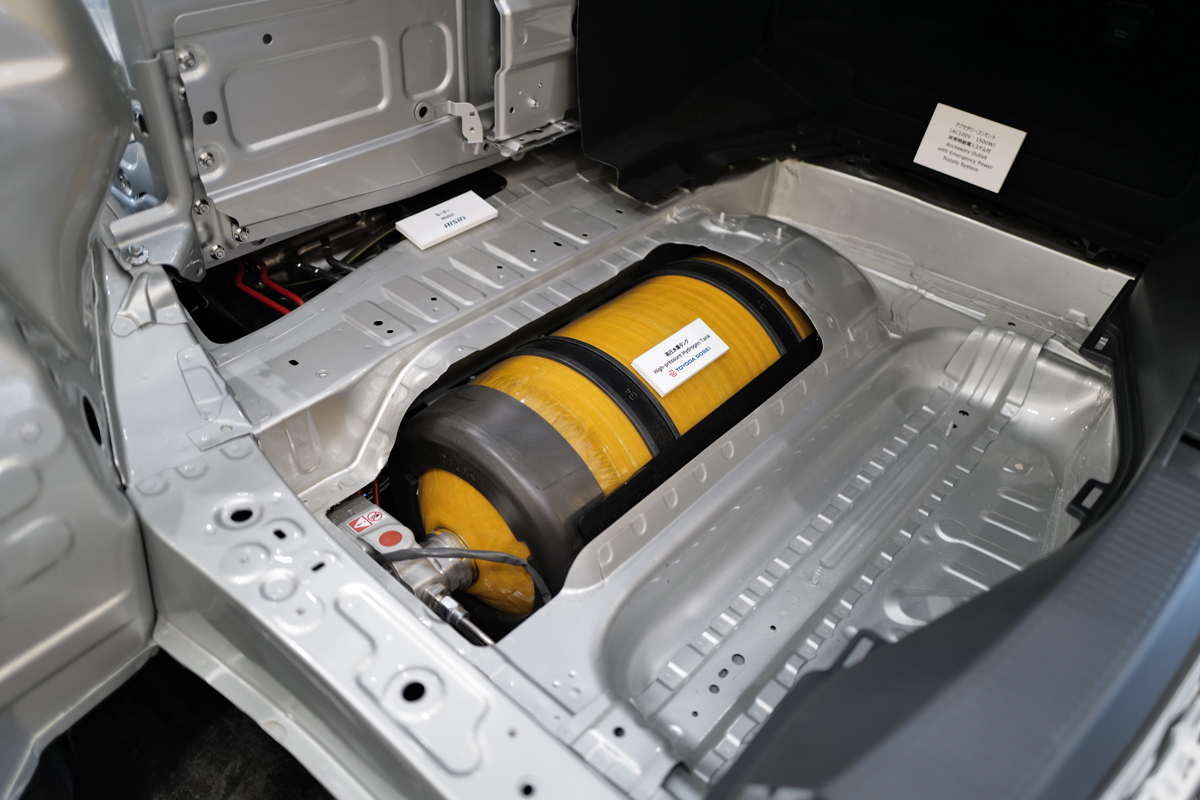 THE CROWN 大阪千里にて、トヨタ クラウン セダン FCEV「カットモデル」の車体後部