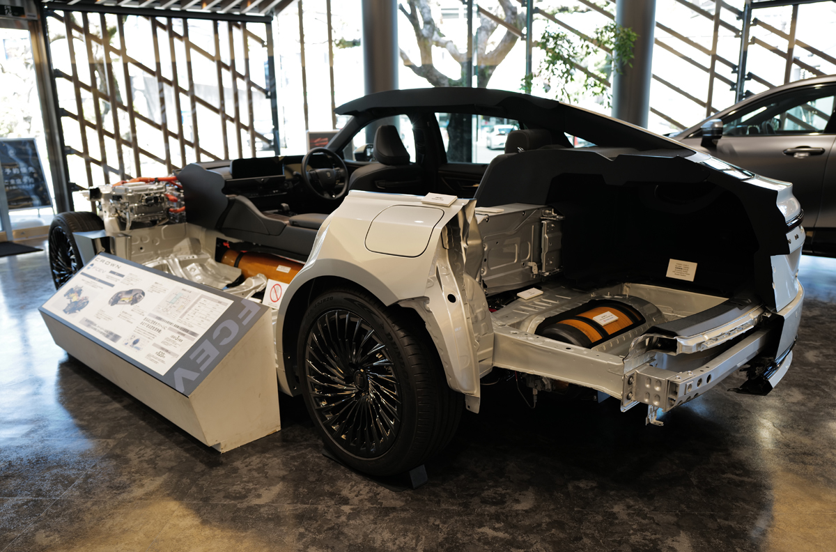 THE CROWN 大阪千里にて、トヨタ クラウン セダン FCEV「カットモデル」の車体後部