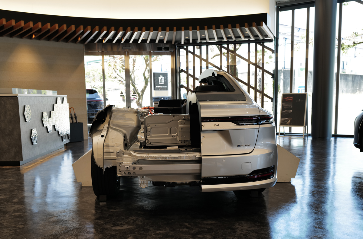 THE CROWN 大阪千里にて、トヨタ クラウン セダン FCEV「カットモデル」のリヤ