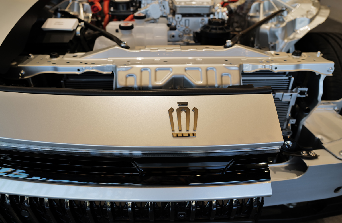 THE CROWN 大阪千里にて、トヨタ クラウン セダン FCEV「カットモデル」のフロント