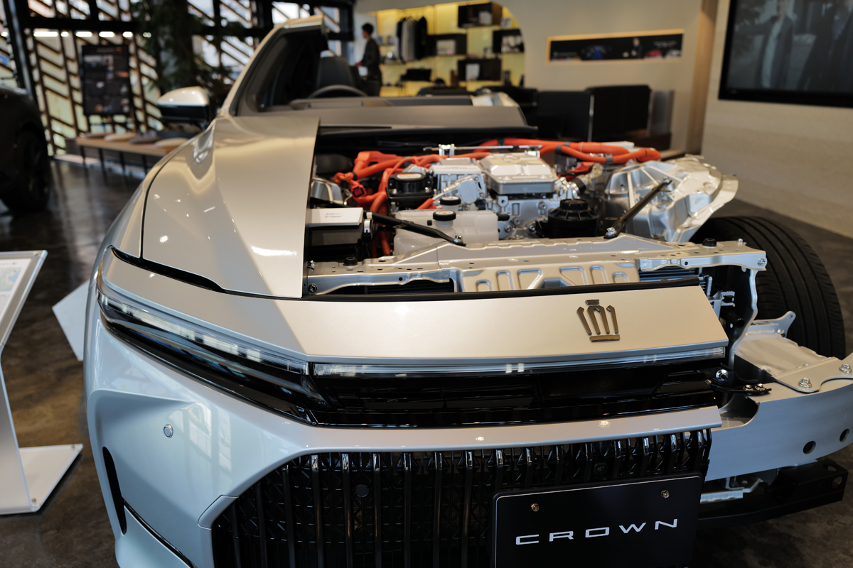 THE CROWN 大阪千里にて、トヨタ クラウン セダン FCEV「カットモデル」のフロント