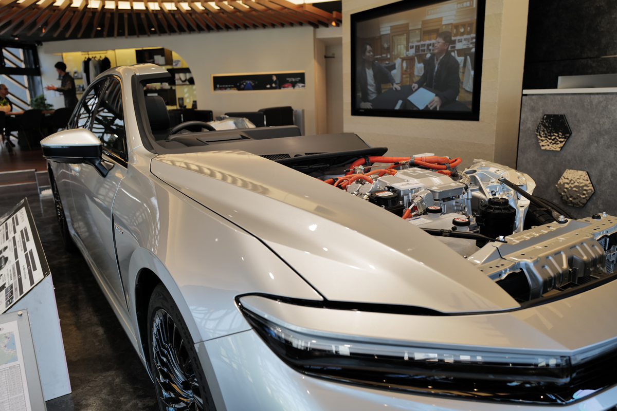 THE CROWN 大阪千里にて、トヨタ クラウン セダン FCEV「カットモデル」のフロント