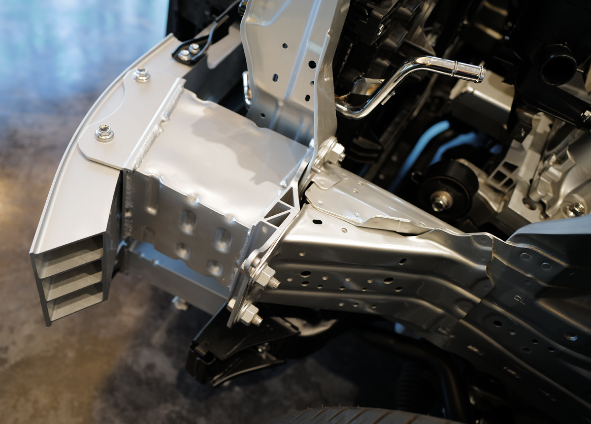 THE CROWN 大阪千里にて、トヨタ クラウン セダン FCEV「カットモデル」のフロント部