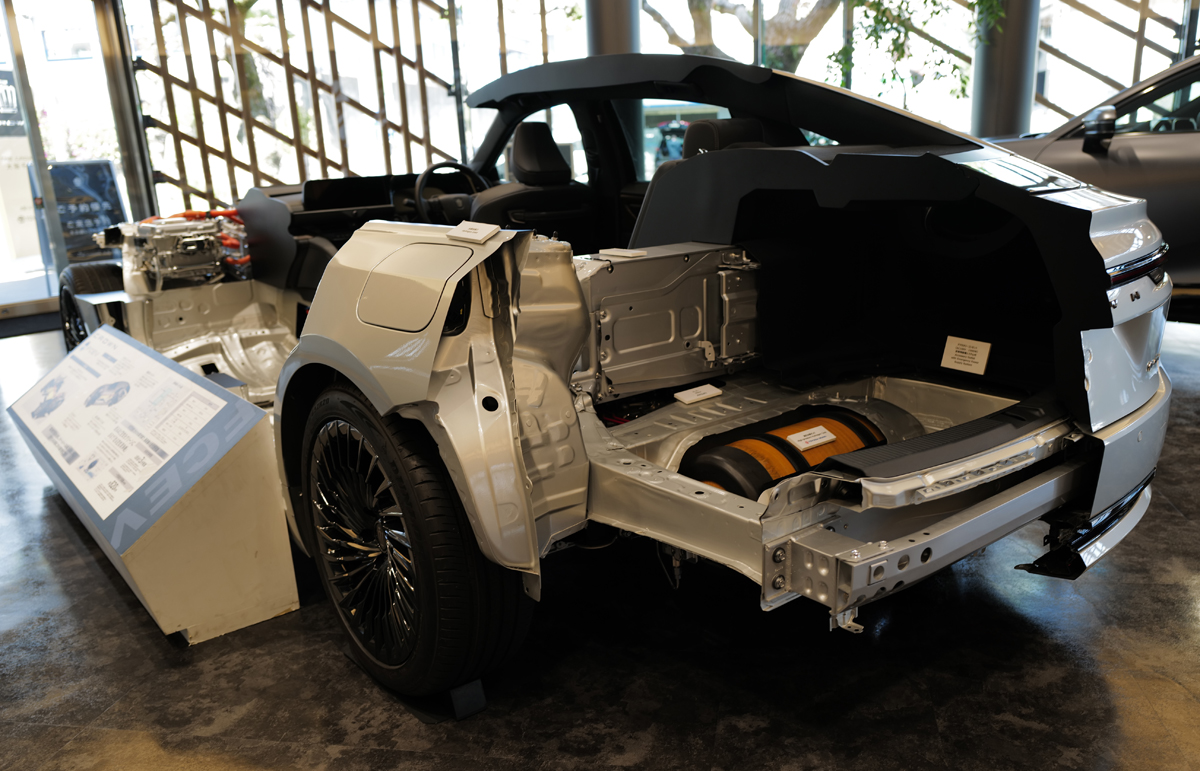 THE CROWN 大阪千里にて、トヨタ クラウン セダン FCEV「カットモデル」の後部