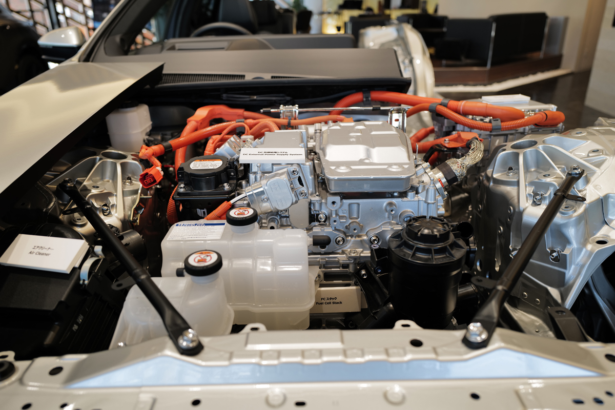 THE CROWN 大阪千里にて、トヨタ クラウン セダン FCEV「カットモデル」のエンジンルーム