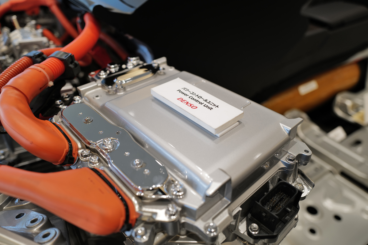 THE CROWN 大阪千里にて、トヨタ クラウン セダン FCEV「カットモデル」のパワーコントロールユニット