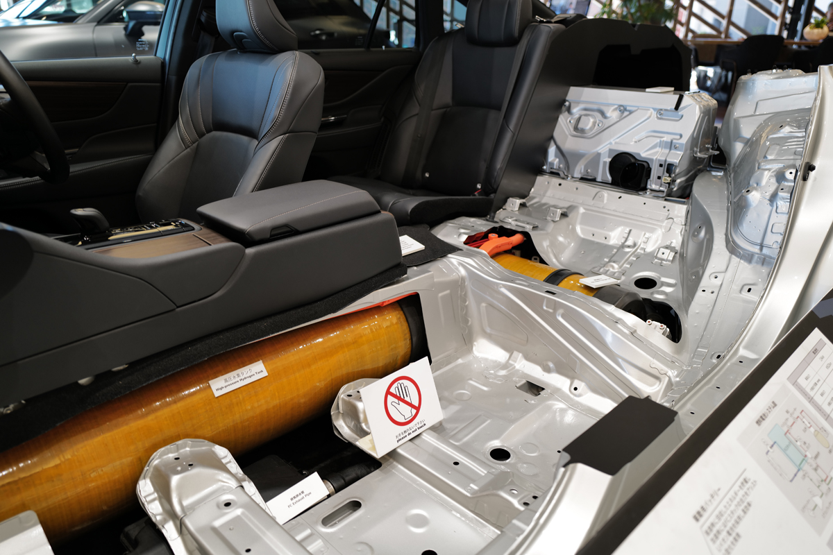 THE CROWN 大阪千里にて、トヨタ クラウン セダン FCEV「カットモデル」のフロア