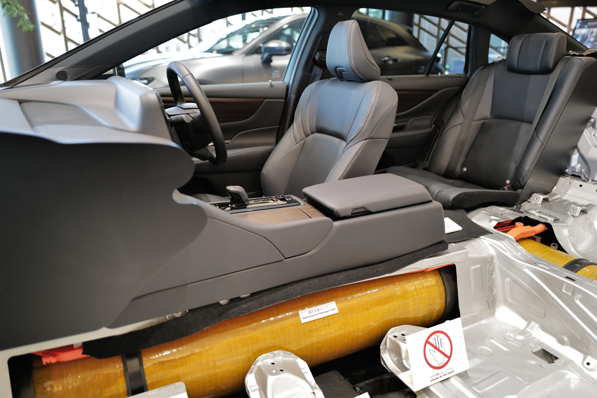 THE CROWN 大阪千里にて、トヨタ クラウン セダン FCEV「カットモデル」の室内
