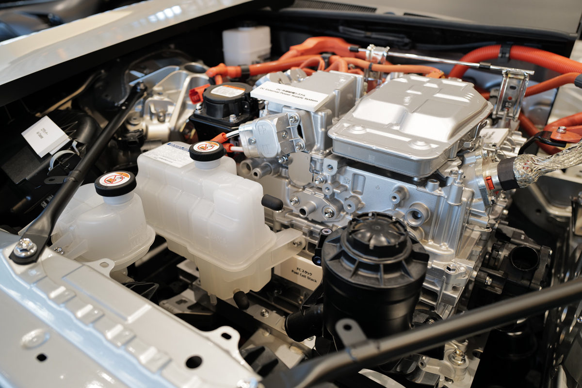 THE CROWN 大阪千里にて、トヨタ クラウン セダン FCEV「カットモデル」のエンジンルーム