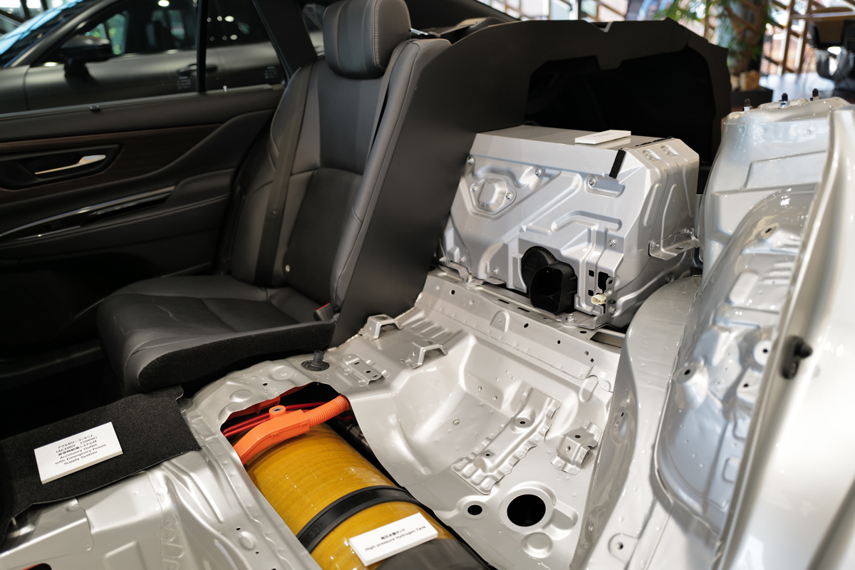 THE CROWN 大阪千里にて、トヨタ クラウン セダン FCEV「カットモデル」の後部座席