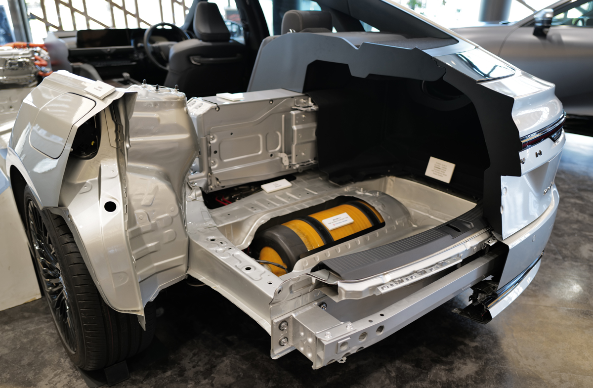 THE CROWN 大阪千里にて、トヨタ クラウン セダン FCEV「カットモデル」の車体後部