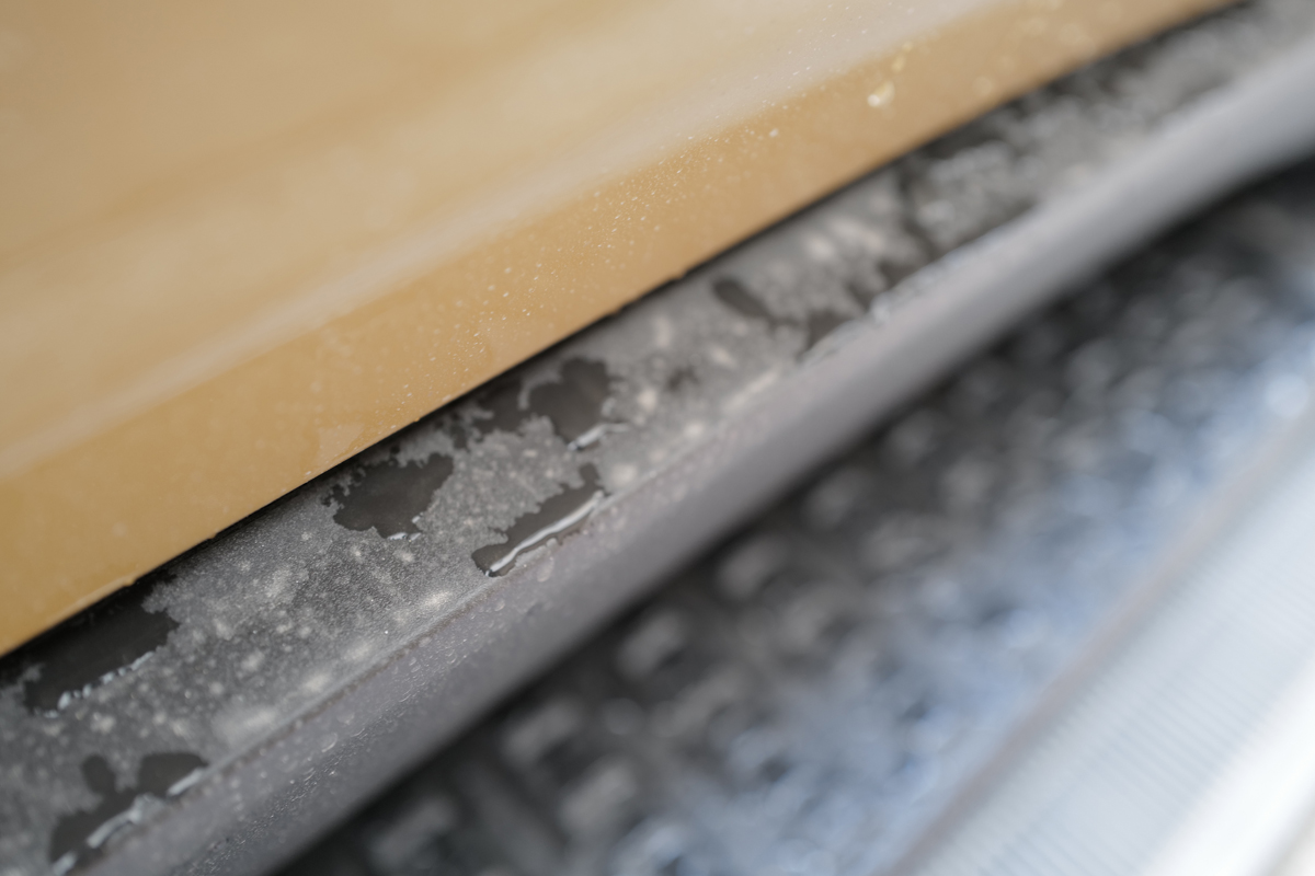 トヨタ・ランドクルーザー250の洗車風景（サイドステップに乗った黄砂）