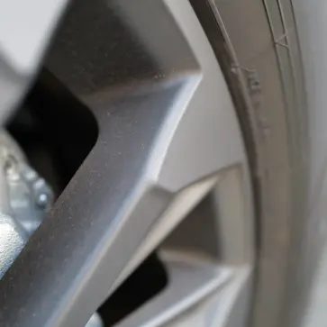 トヨタ・ランドクルーザー250の洗車風景(ホイールに付着したブレーキダスト)