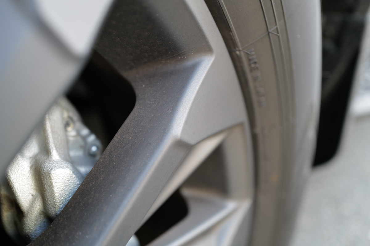 トヨタ・ランドクルーザー250の洗車風景（ホイールに付着したブレーキダスト）