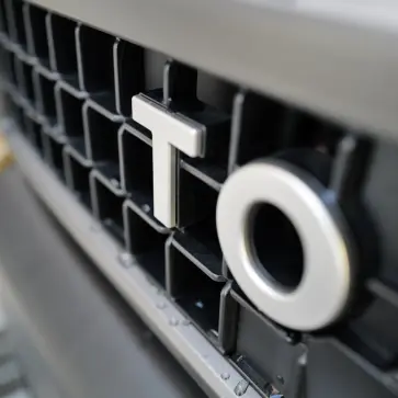 トヨタ・ランドクルーザー250の洗車風景（グリル内に入り込んだ黄砂）